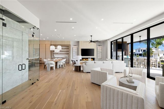 256 Trade Winds AVE, Naples, FL 34108