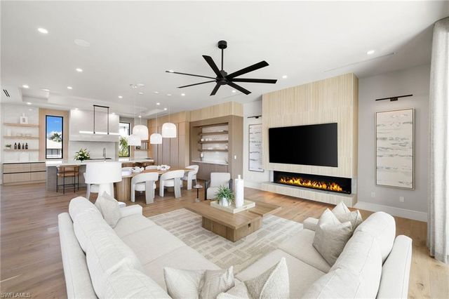 256 Trade Winds AVE, Naples, FL 34108