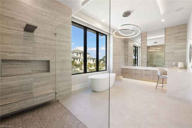 256 Trade Winds AVE, Naples, FL 34108