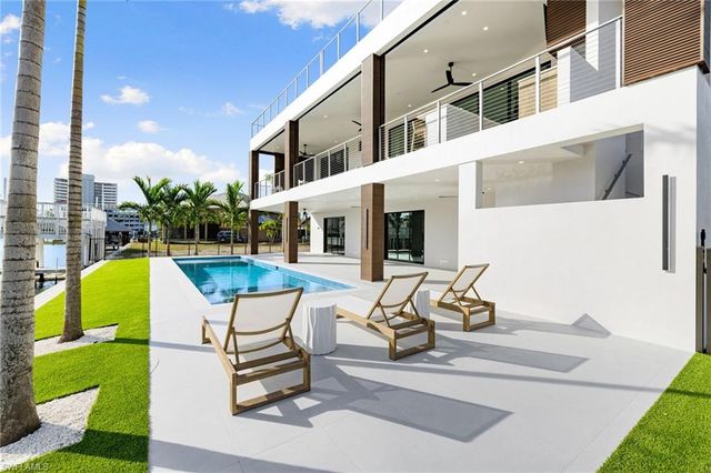 256 Trade Winds AVE, Naples, FL 34108