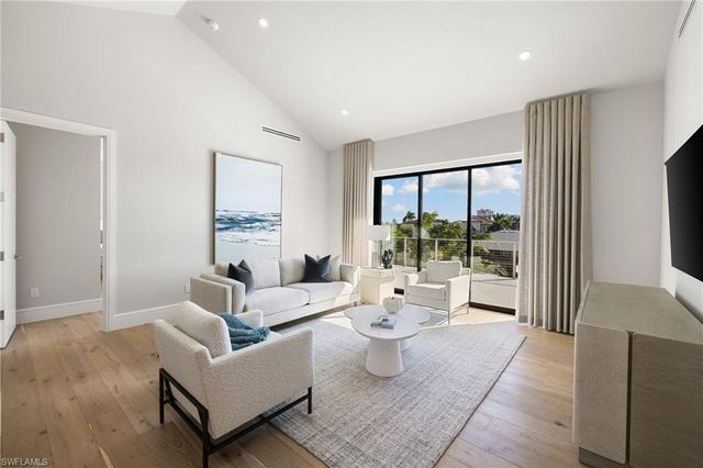 256 Trade Winds AVE, Naples, FL 34108