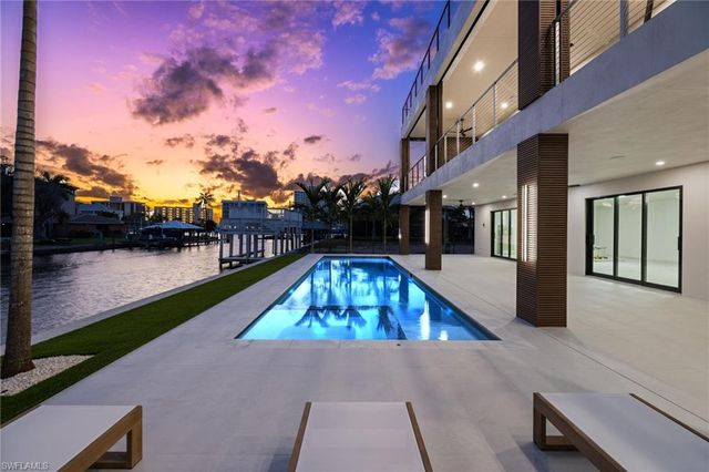 256 Trade Winds AVE, Naples, FL 34108