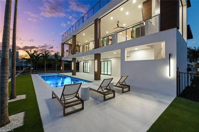 256 Trade Winds AVE, Naples, FL 34108