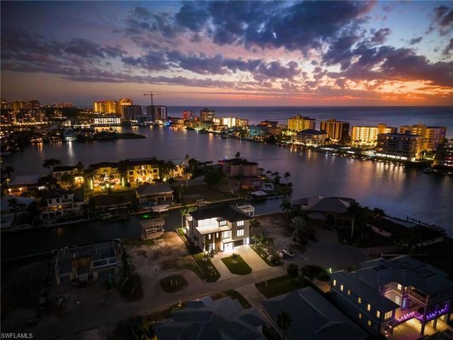 256 Trade Winds AVE, Naples, FL 34108