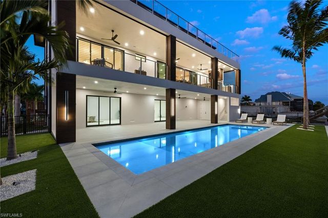 256 Trade Winds AVE, Naples, FL 34108