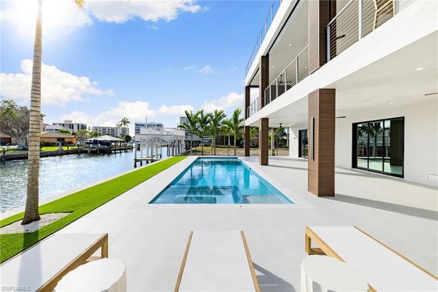 256 Trade Winds AVE, Naples, FL 34108