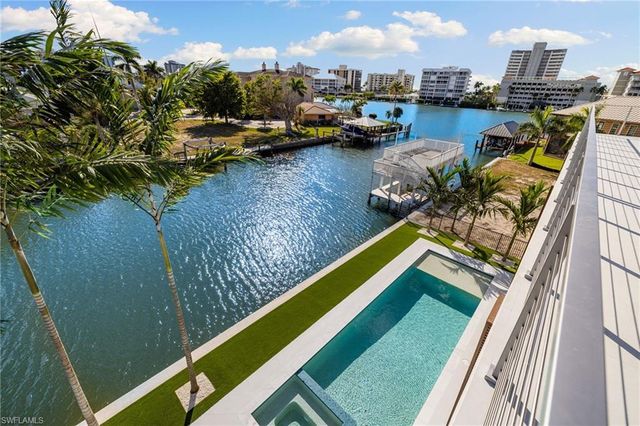 256 Trade Winds AVE, Naples, FL 34108