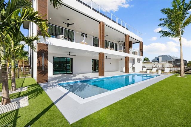 256 Trade Winds AVE, Naples, FL 34108