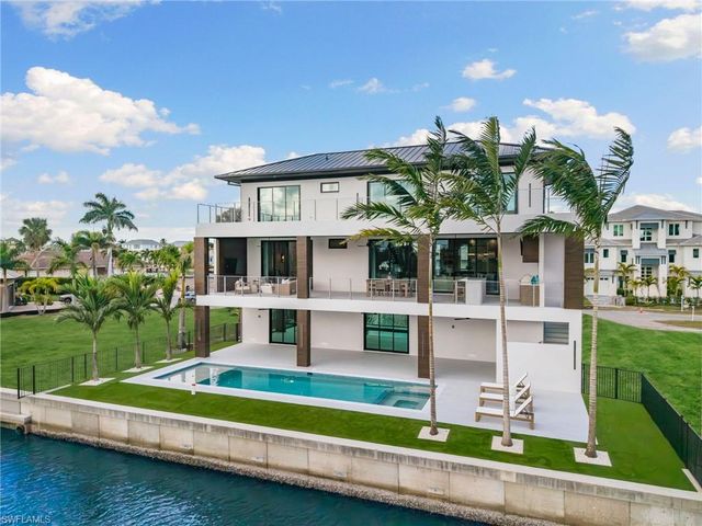 256 Trade Winds AVE, Naples, FL 34108