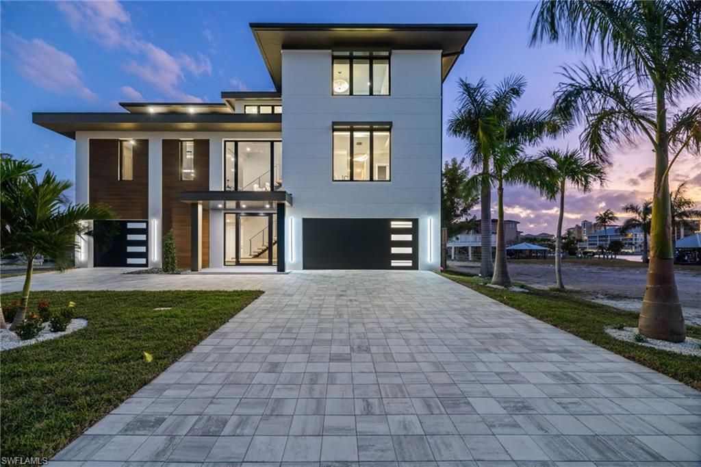 256 Trade Winds AVE, Naples, FL 34108