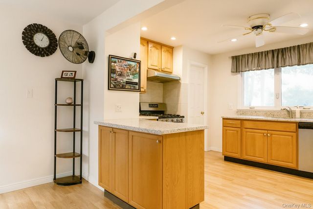 9 Bagley Avenue, Albertson, NY 11507