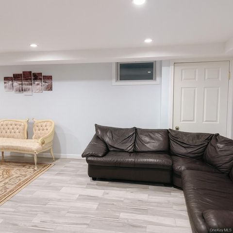 9 Bagley Avenue, Albertson, NY 11507