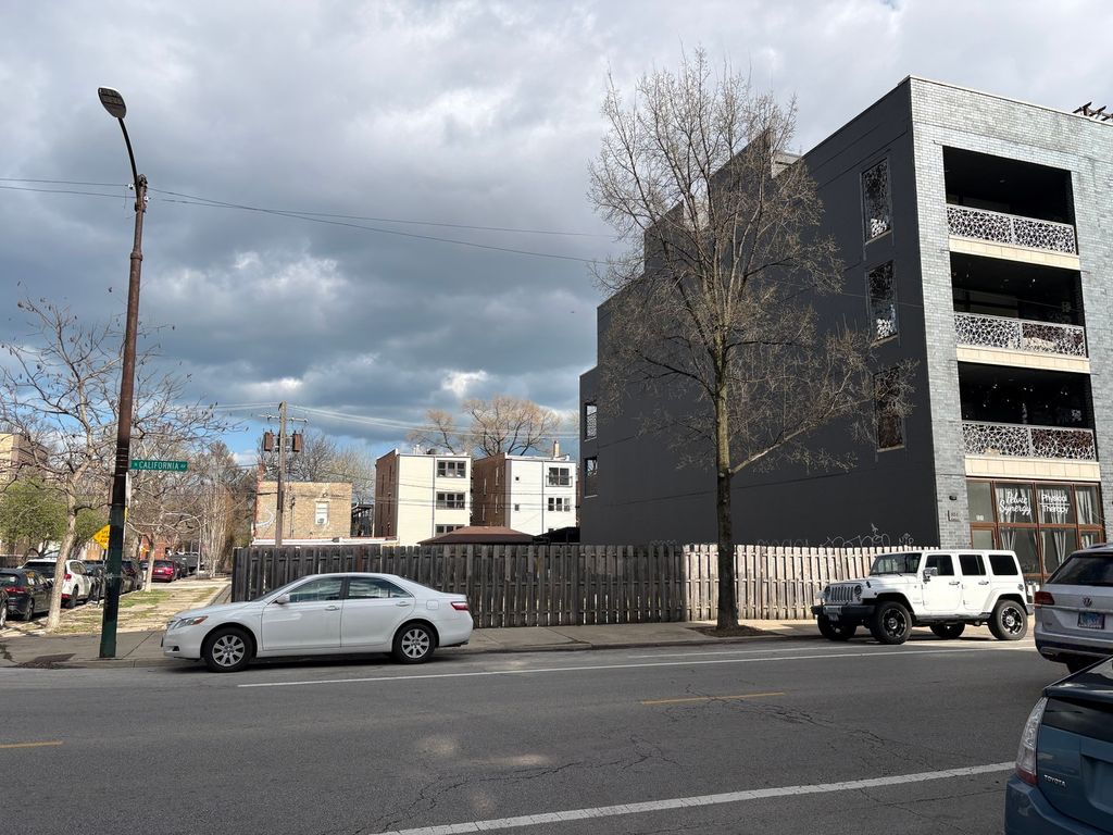 855 N California Avenue, Chicago, IL 60622