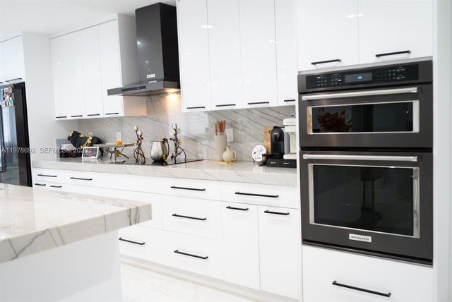 9351 SW 88th Ter, Miami, FL 33176