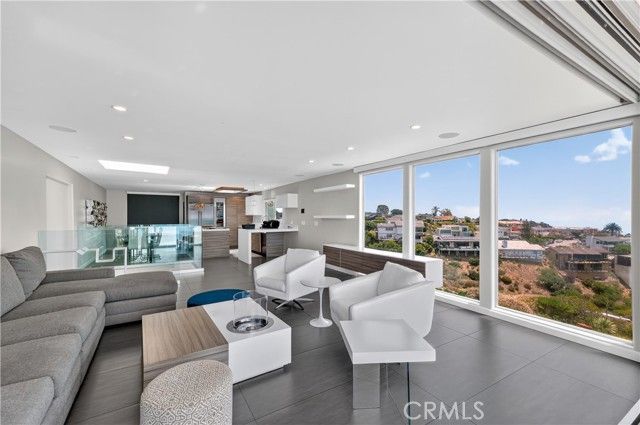 855 Santa Ana Street, Laguna Beach, CA 92651