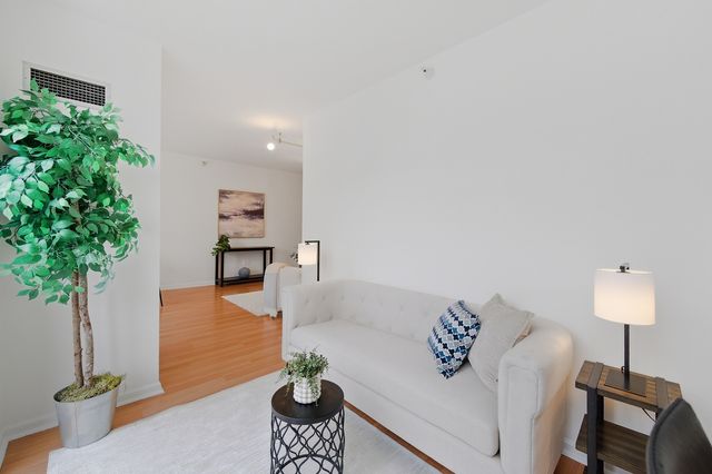 600 N DEARBORN Street 809, Chicago, IL 60654