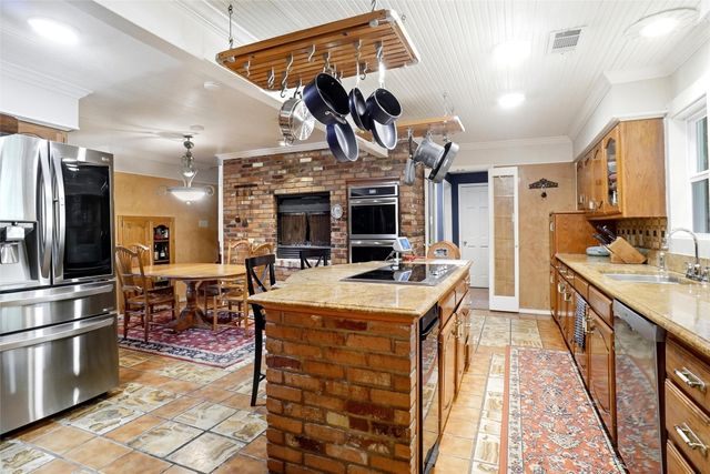 2011 Ridgemont Court, Arlington, TX 76012