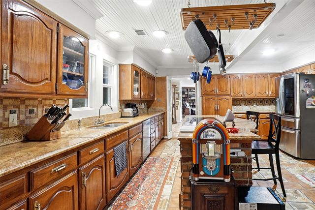 2011 Ridgemont Court, Arlington, TX 76012