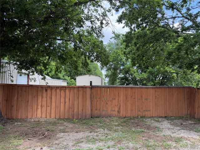 315 S Broadway Street, Bells, TX 75414