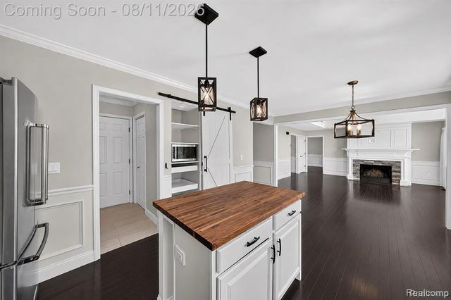 1727 Hillcrest Drive, Rochester Hills, MI 48306