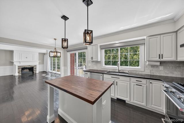 1727 Hillcrest Drive, Rochester Hills, MI 48306