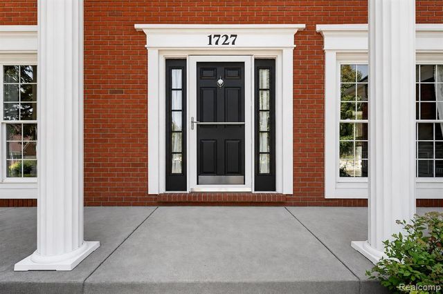 1727 Hillcrest Drive, Rochester Hills, MI 48306
