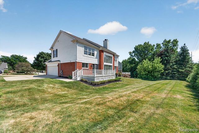 1727 Hillcrest Drive, Rochester Hills, MI 48306