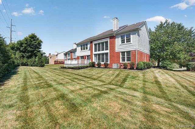 1727 Hillcrest Drive, Rochester Hills, MI 48306