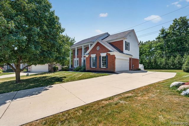 1727 Hillcrest Drive, Rochester Hills, MI 48306