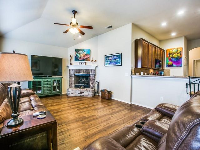 10333 Bradshaw Drive, Fort Worth, TX 76108