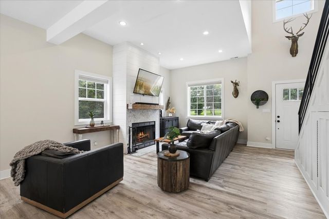 226 Juneway Terrace, Lake Bluff, IL 60044