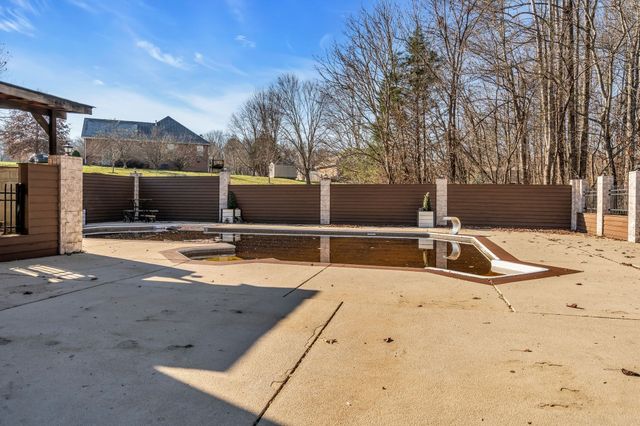1094 Paradise Dr, Greenbrier, TN 37073