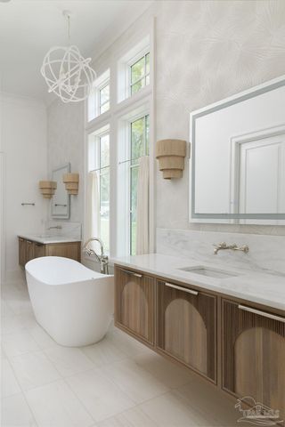 50 Highpoint Dr, Gulf Breeze, FL 32561