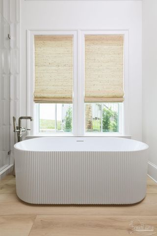 50 Highpoint Dr, Gulf Breeze, FL 32561