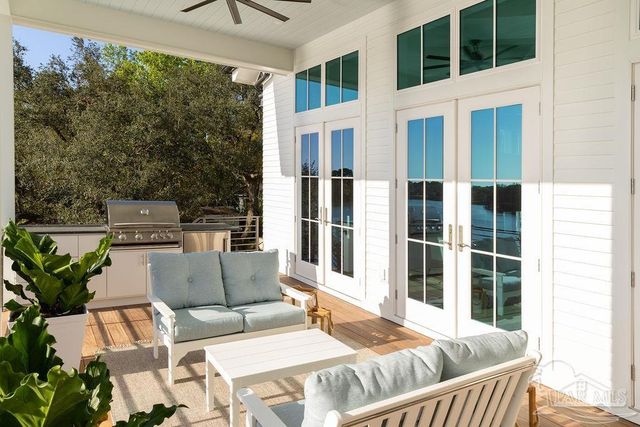 50 Highpoint Dr, Gulf Breeze, FL 32561