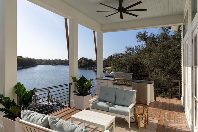 50 Highpoint Dr, Gulf Breeze, FL 32561