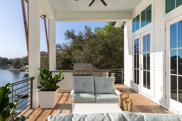 50 Highpoint Dr, Gulf Breeze, FL 32561