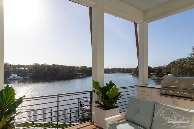 50 Highpoint Dr, Gulf Breeze, FL 32561