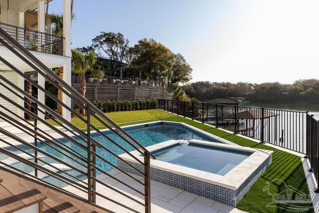 50 Highpoint Dr, Gulf Breeze, FL 32561