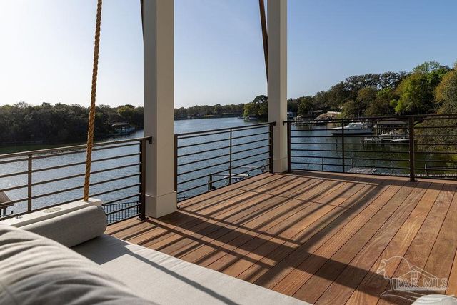 50 Highpoint Dr, Gulf Breeze, FL 32561