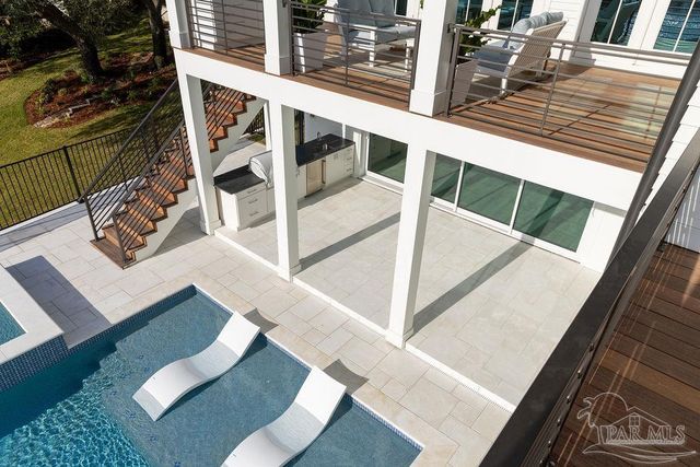 50 Highpoint Dr, Gulf Breeze, FL 32561