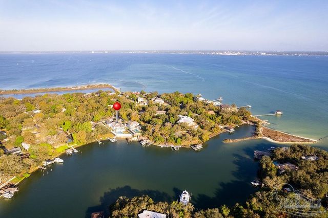 50 Highpoint Dr, Gulf Breeze, FL 32561