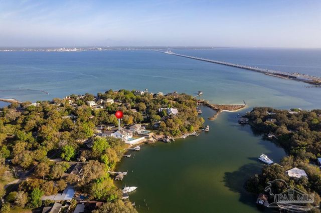 50 Highpoint Dr, Gulf Breeze, FL 32561