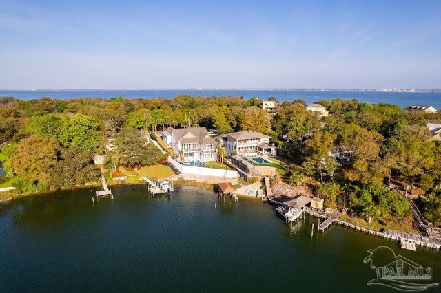 50 Highpoint Dr, Gulf Breeze, FL 32561