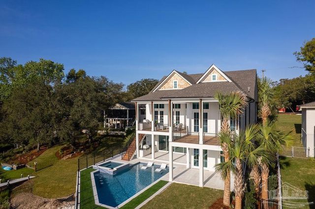 50 Highpoint Dr, Gulf Breeze, FL 32561