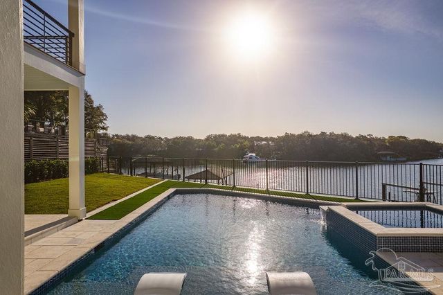 50 Highpoint Dr, Gulf Breeze, FL 32561