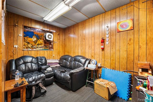 8457 Park Avenue, Allen Park, MI 48101