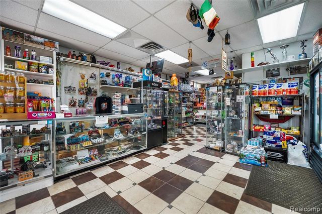 8457 Park Avenue, Allen Park, MI 48101