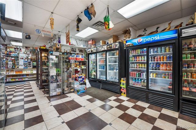 8457 Park Avenue, Allen Park, MI 48101