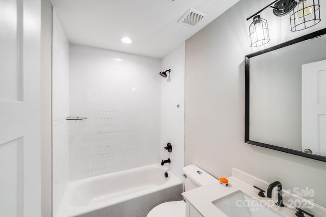 114 W Lee Avenue, Bessemer City, NC 28016